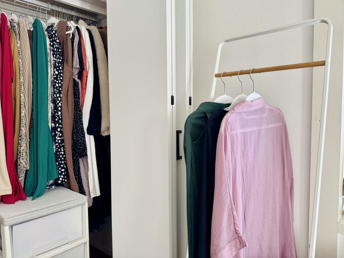脱いだ服をクローゼットにかける