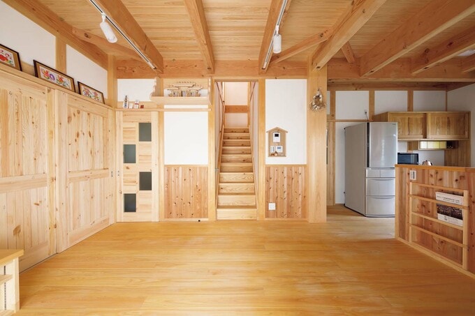 玄関側の建具と階段