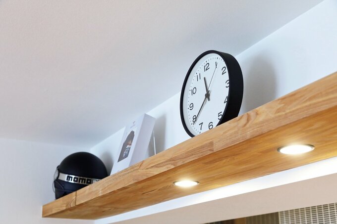 梁に飾り棚を取りつけて好きなものを飾れるスペースに