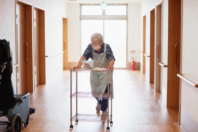 配膳用ワゴンをひく池田きぬさん