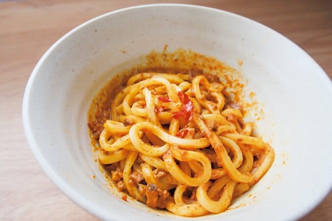 坦々ソースをかけたうどん