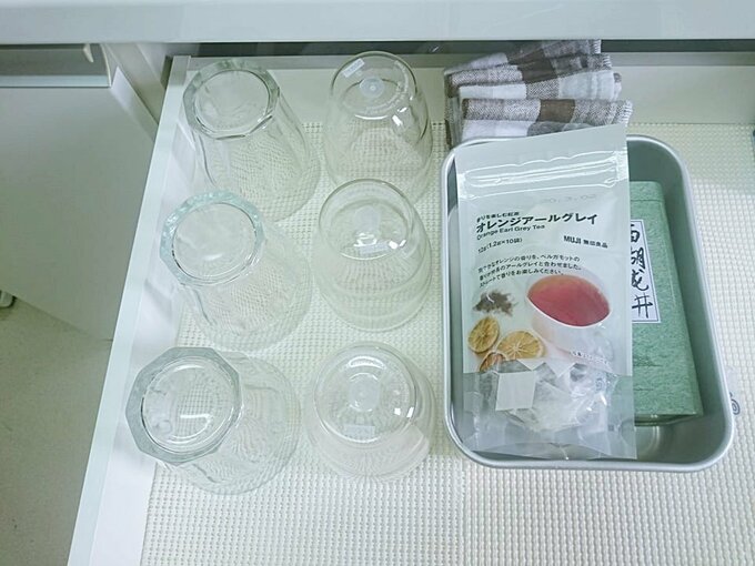 グラスとお茶の収納の様子
