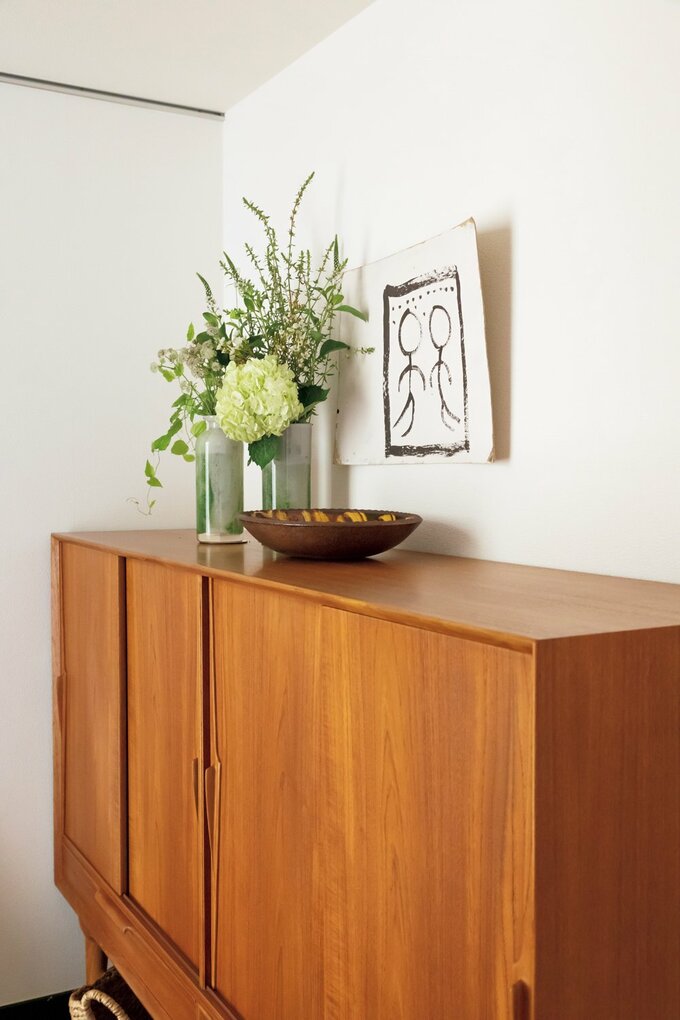 アンティークのキャビネットの上はディスプレイスペースに