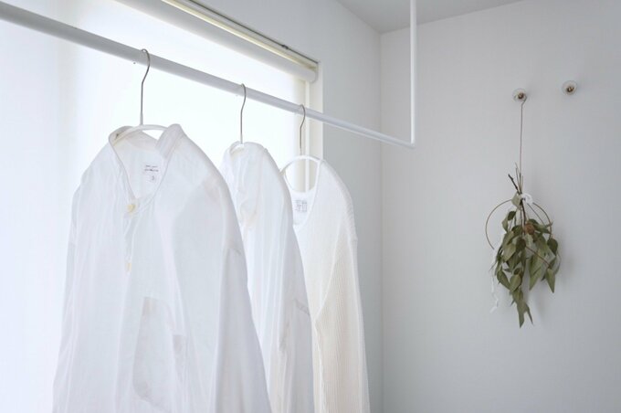 服がすっきりと並ぶ様子。