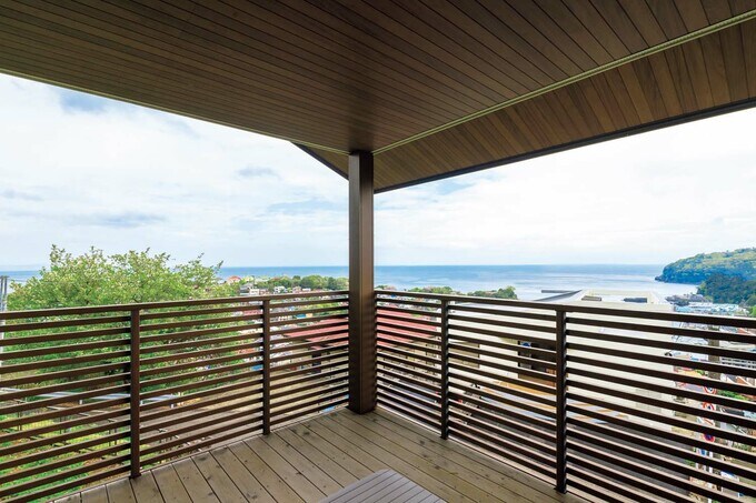 2階バルコニーから海を一望できる