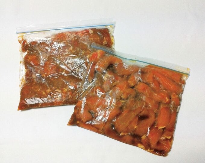 豚肉を焼肉のたれ漬けにしている様子