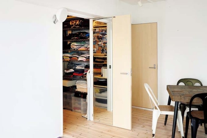 リビングに面した収納力たっぷりのウォークインクロゼット