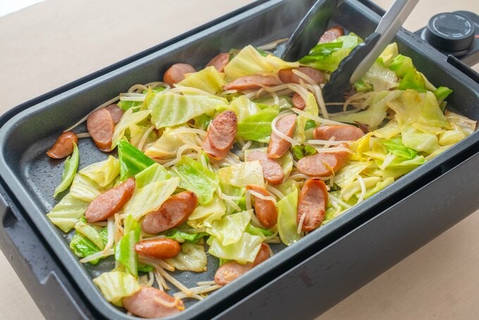 ホットプレートで具材を炒める