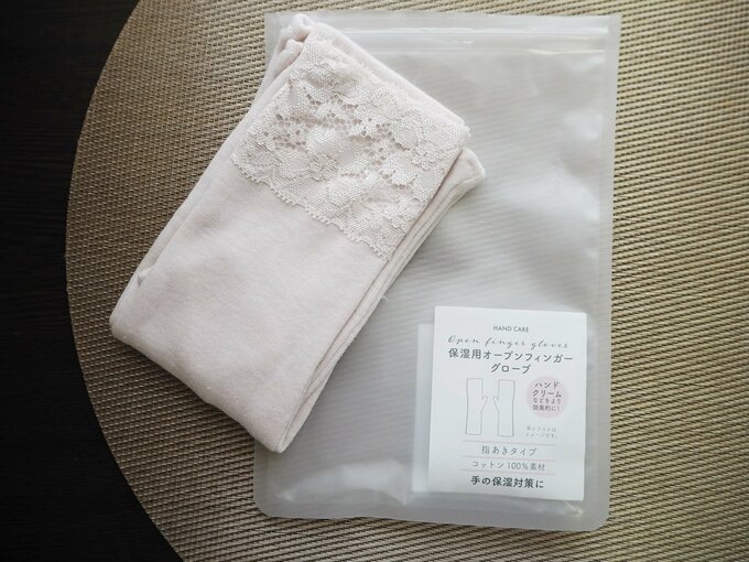 「保湿用オープンフィンガーグローブ（330円）」サイズ：女性用フリーサイズ、カラー：ピンク、材質：本体／綿100％