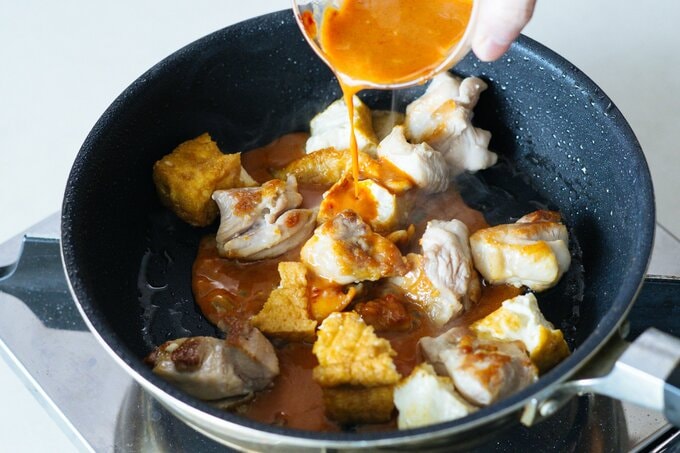 Aの調味料を加えて炒め、煮詰まったら火を止める。器に盛りつけ、黒すりゴマをふる。