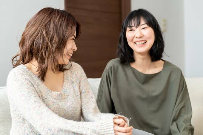 笑いあう女性2人