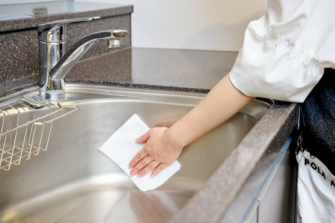 キッチンのシンクを掃除する様子