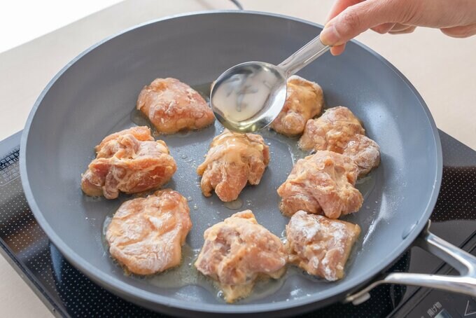 油をかけながら裏面も焼く