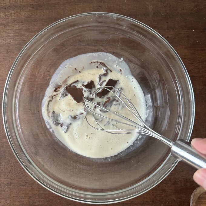 泡立て器で混ぜながら溶かす。砂糖を加え、卵を割り入れてよく混ぜる