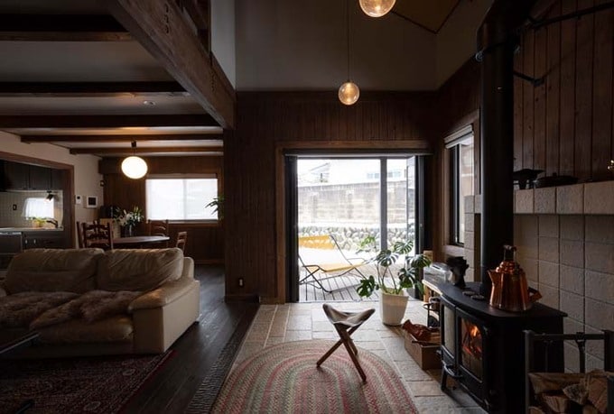 土間とフラットにつながった開放感のあるリビング