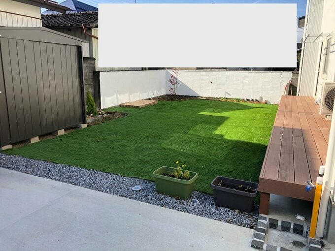 DIYで完成した人工芝の庭