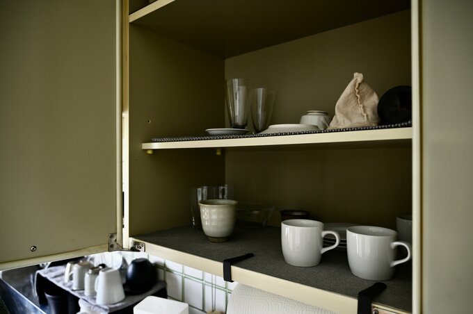 つくり付けの戸棚に収納したマグカップなど