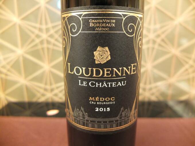 バラのモチーフと高級感がある黒のシックなラベル