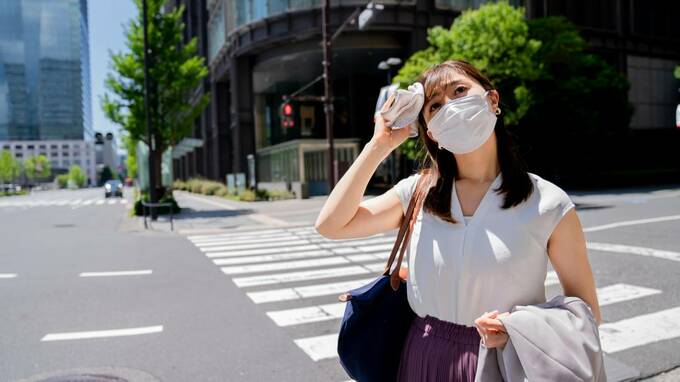汗をぬぐう女性
