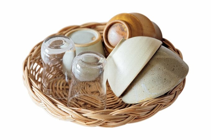 カゴにまとめられた子ども用の食器たち