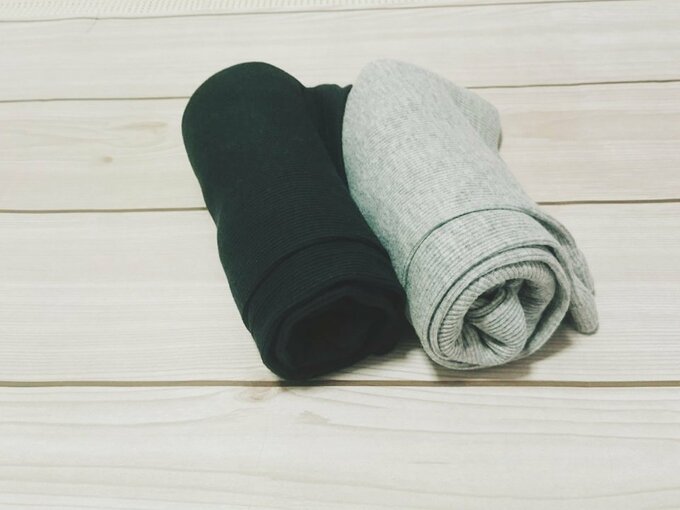 あったかインナーを丸める様子