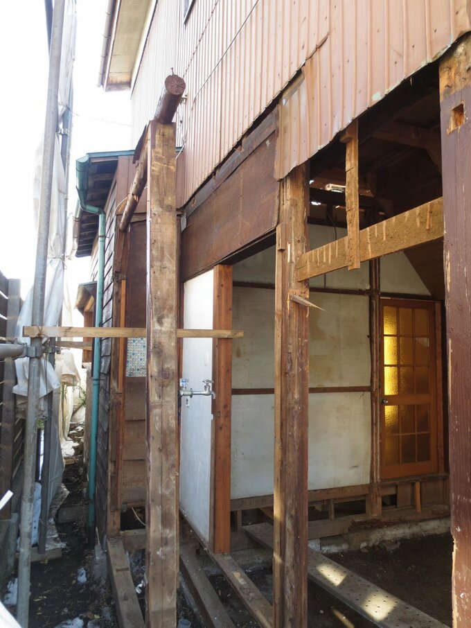 木の家を解体する様子