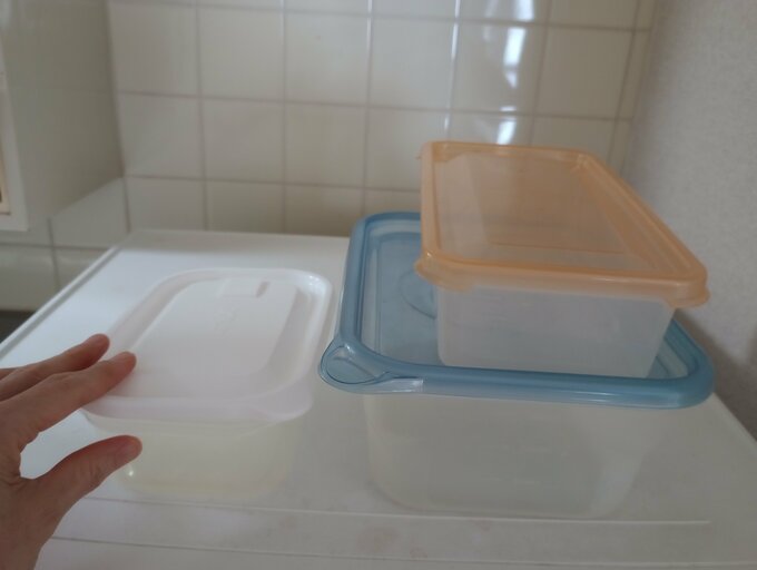 左が新しく購入した小ぶりの保存容器