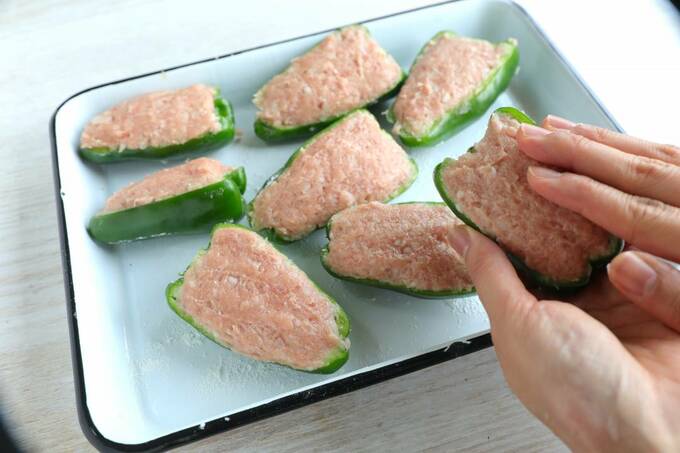 ピーマンに肉をつめる