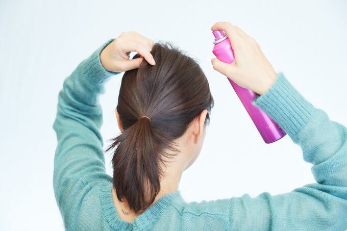 スプレーと女性