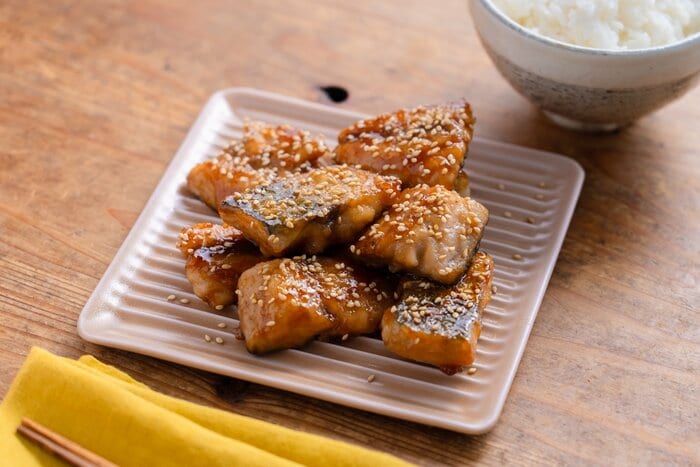 甘辛味がたまらないサバのゴマ蒲焼き。調味料に漬け込んで焼くだけ