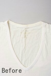 薄い黄ばみが首回り一帯に