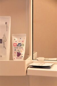 化粧水のビンに輪ゴムやテープでくっつけておくのもひとつの手。