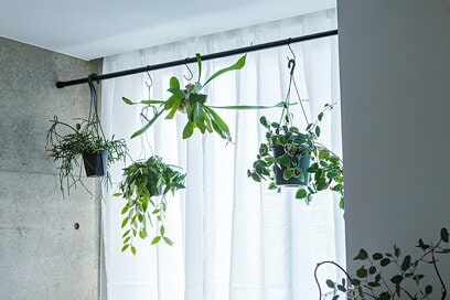 おしゃれに進化した「つっぱり棒」のアイデア4つ。築31年の賃貸マンションの収納問題を解決