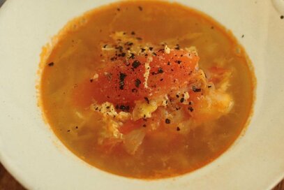 キャベツとトマトと卵の簡単スープ。疲れた体にしみしみ、朝ごはんにもぴったり