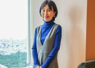 60代におすすめ「ロング丈ワンピース」。ユニクロの秋冬新作で上品コーデが完成