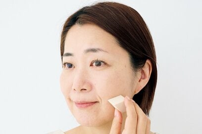 目尻のたるみは“くの字ファンデ”で解消。若見えする「錯覚ベースメイク」2ステップ