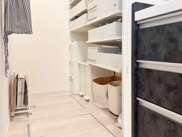 ゴミ箱置き場をキッチン横のパントリー内にプラン。分別や管理がとってもラク