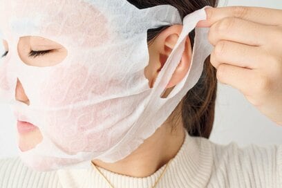 肌もっちり！3枚550円「耳かけシートパック」に「かかとしっとり靴下」。100円＆300円ショップの実力派美容グッズ6つ