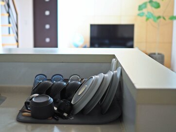 40代の台所。 水きりカゴ並に皿が置ける「ディッシュマット」の秘密とは