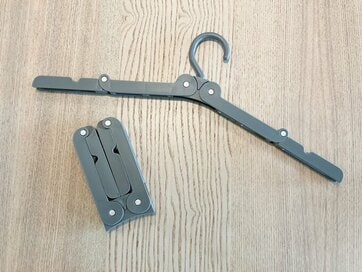 ダイソーの「スマホサイズ」ハンガーが使える。 家でも旅先でも大活躍