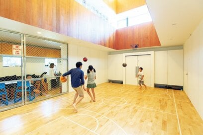 【注文住宅事例】まるで体育館!?「バスケットコート」が中心にある家