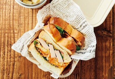 市販のサラダチキンが豪華サンドに大変身。簡単おいしいパン弁当