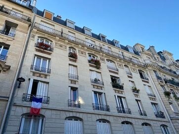 フランスと日本でこんなに違う「病院」事情。高級アパルトマンで紳士がお出迎え