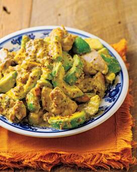 チキンとアボカドの粒マスタード炒め。低糖質なのにボリューム満点