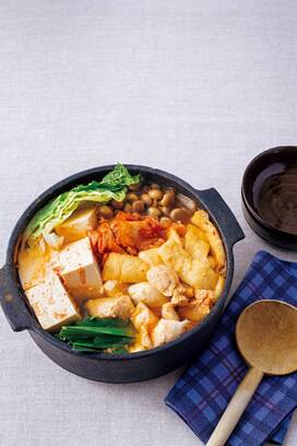 煮込むだけ簡単・やせる「鶏と白菜のキムチ鍋」。代謝アップの糖質オフレシピ