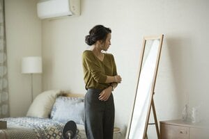 手持ちの服を買い物前にチェックしている
