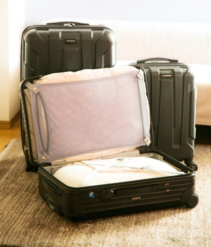 スーツケースに布団を収納する