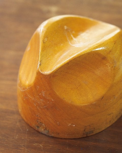帽子を形づくるのに重要な木型
