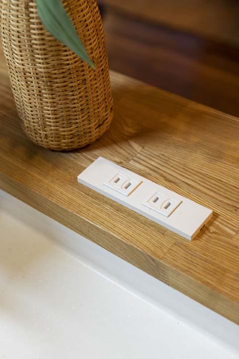 キッチンカウンターの張り出し部分にコンセントを設置