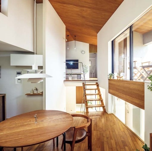 スキップフロアでつながれた室内